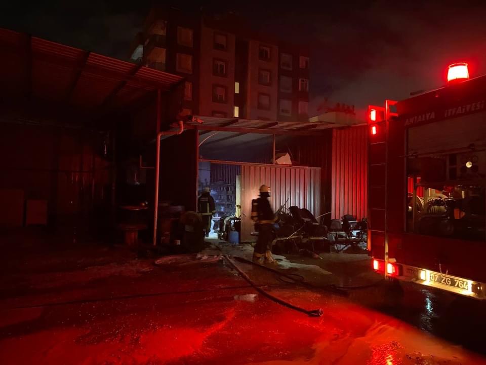 Serik’te Belediye deposunda çıkan yanın büyümeden söndürüldü