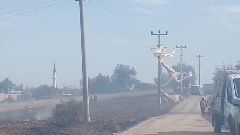 Serik'te fırtınadan dolayı uçan naylon yangına sebep oldu