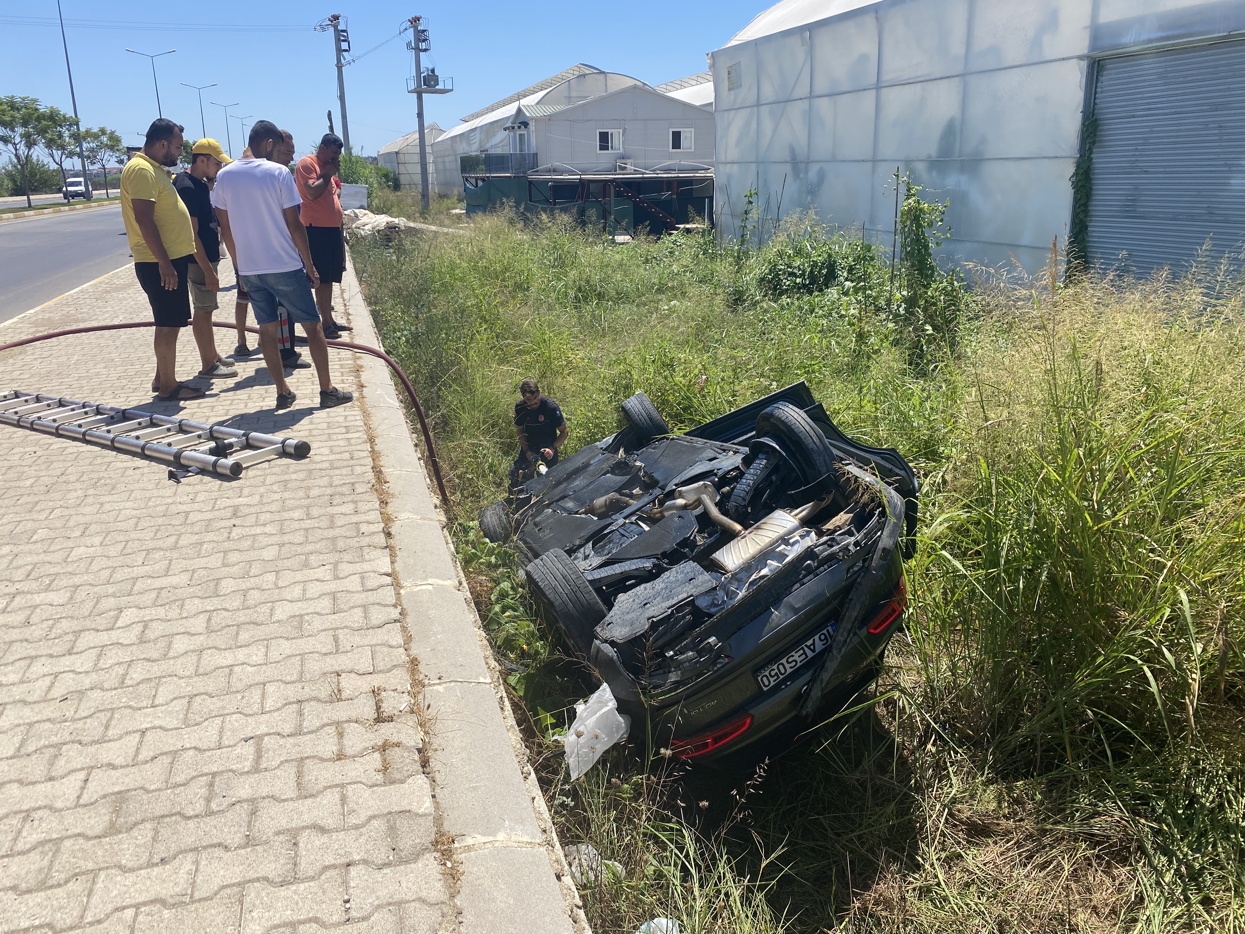 Serik’te şarampole uçan otomobildeki 2 kişi yaralı olarak kurtarıldı