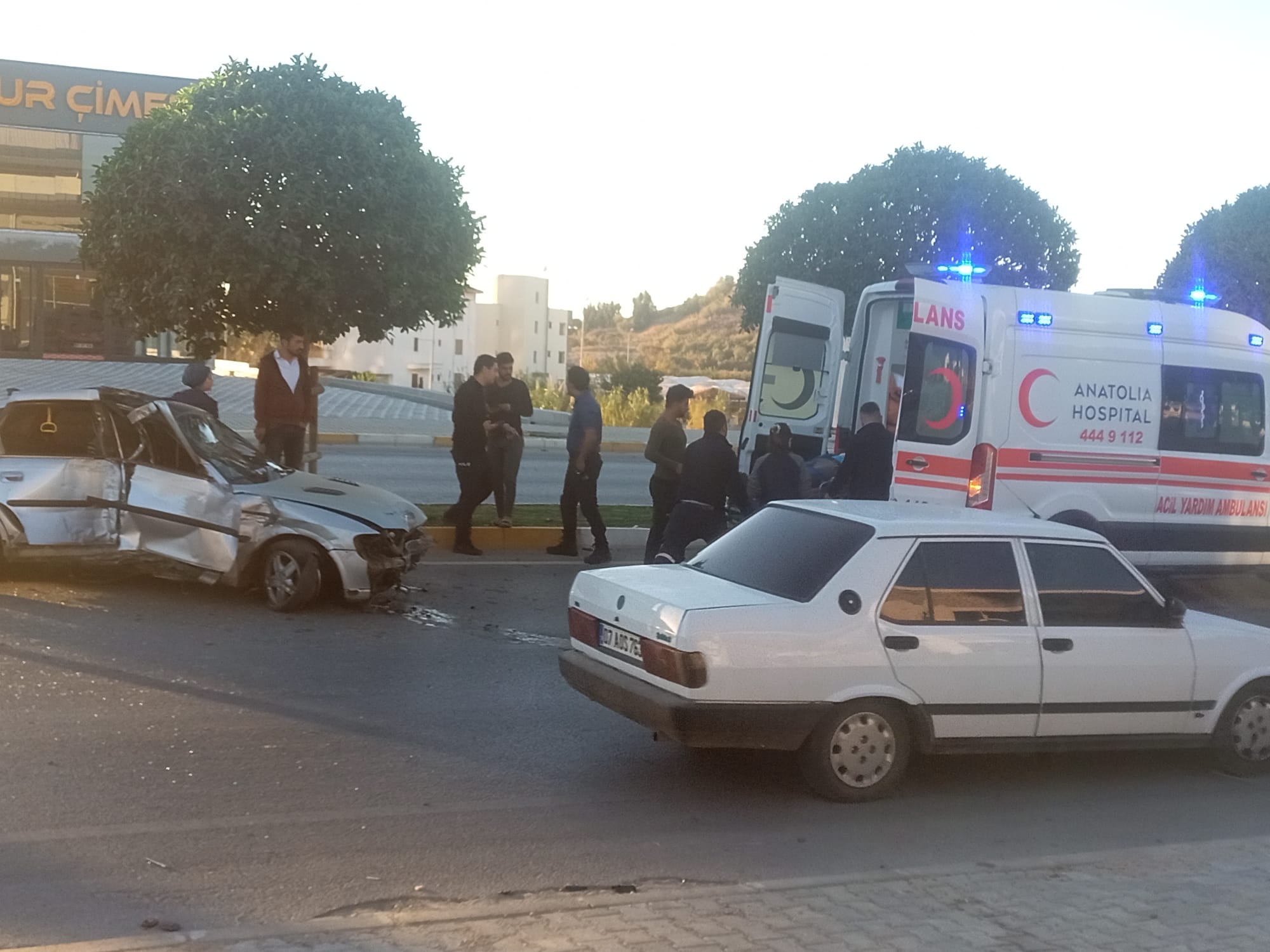 Serik'te otomobil refüje çıkıp ağaçları devirdi, aydınlatma direğine çarptı, 1 yaralı