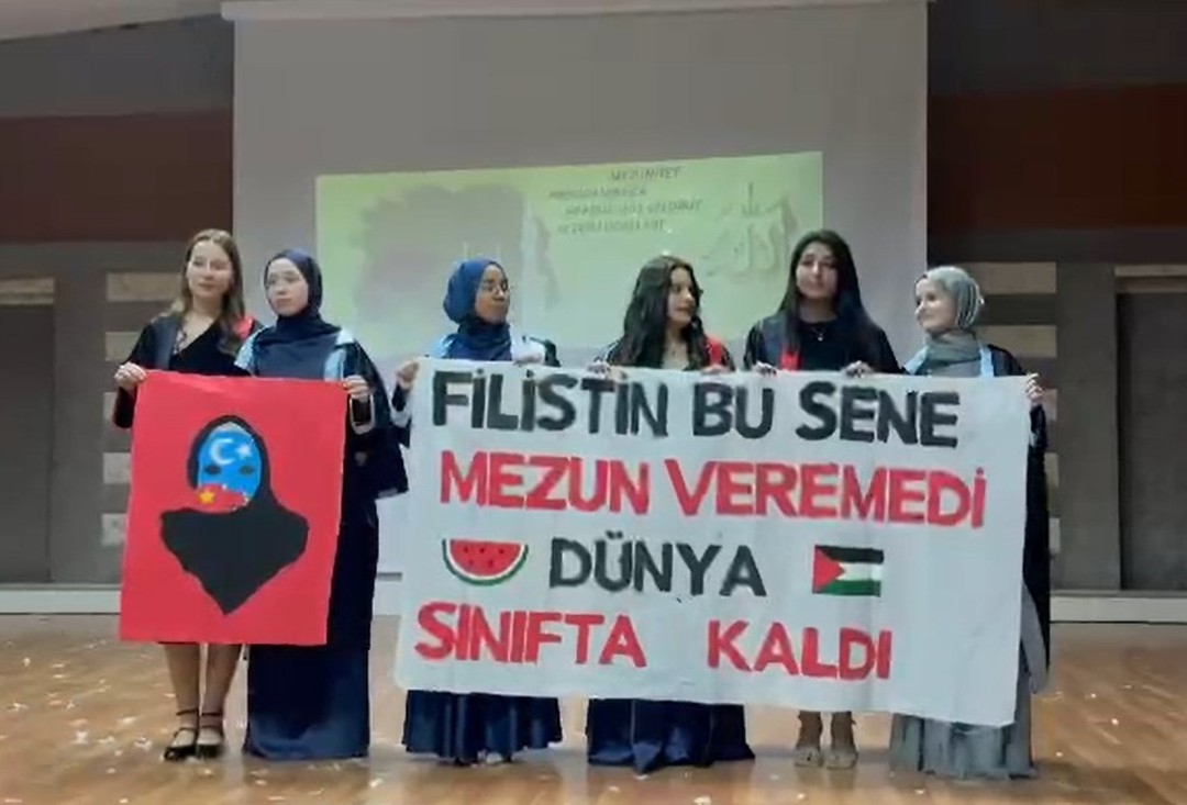 Serik'te mezuniyet töreninde Filistin’e anlamlı destek