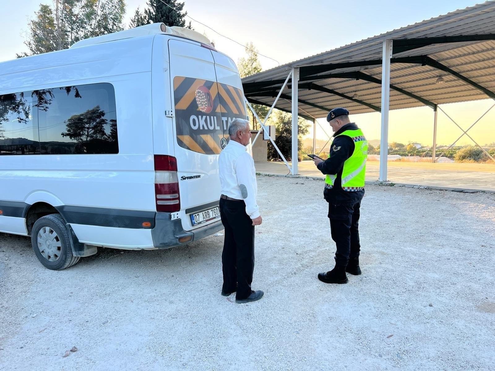 Serik’te Jandarma Okul Servis araçlarının denetimi yaptı