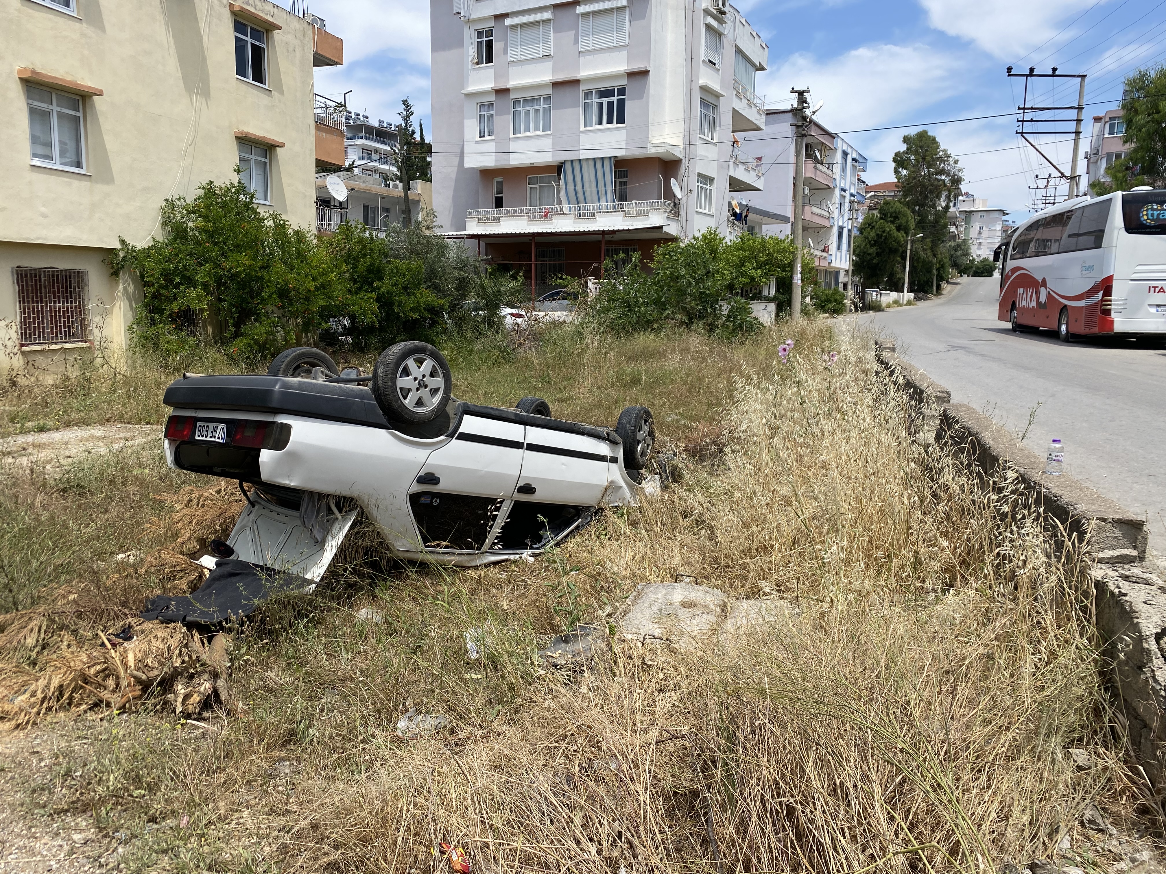 Virajı alamayan otomobil boş araziye devrilip ters döndü