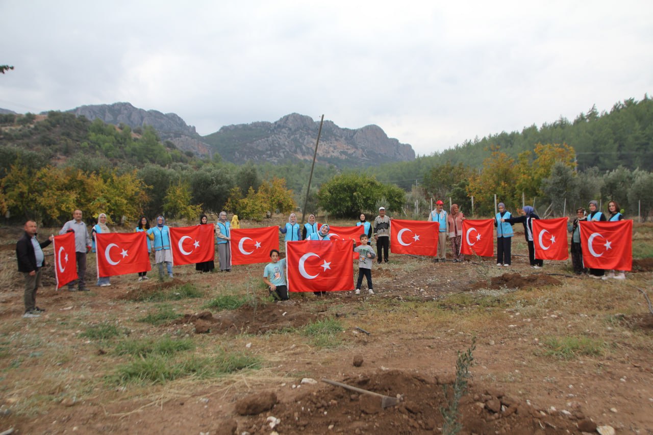 TDV li kız öğrenciler fidan dikti 