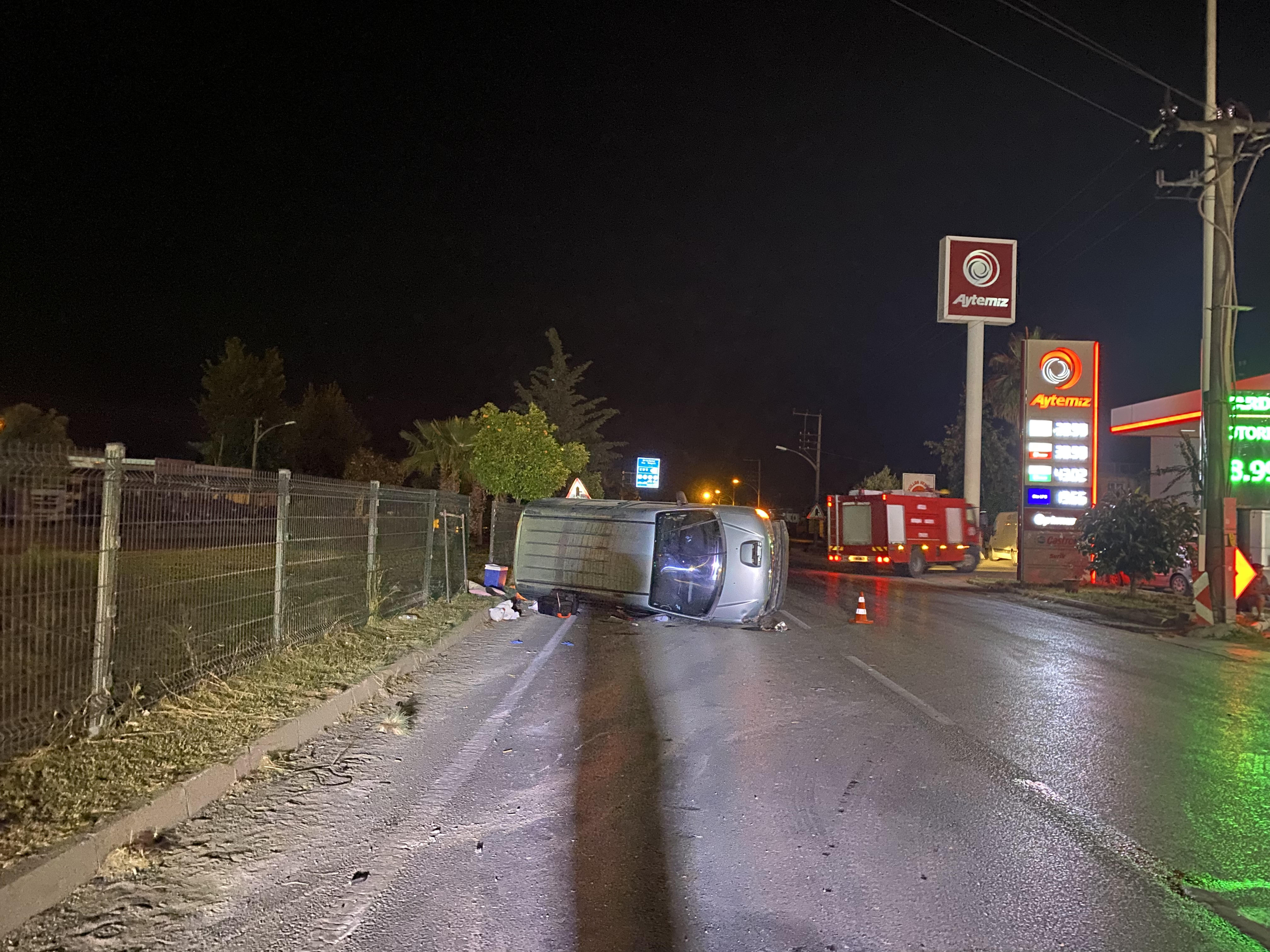 Serik’te Otomobil ile ticari araç kavşakta çarpıştı: 3 yaralı