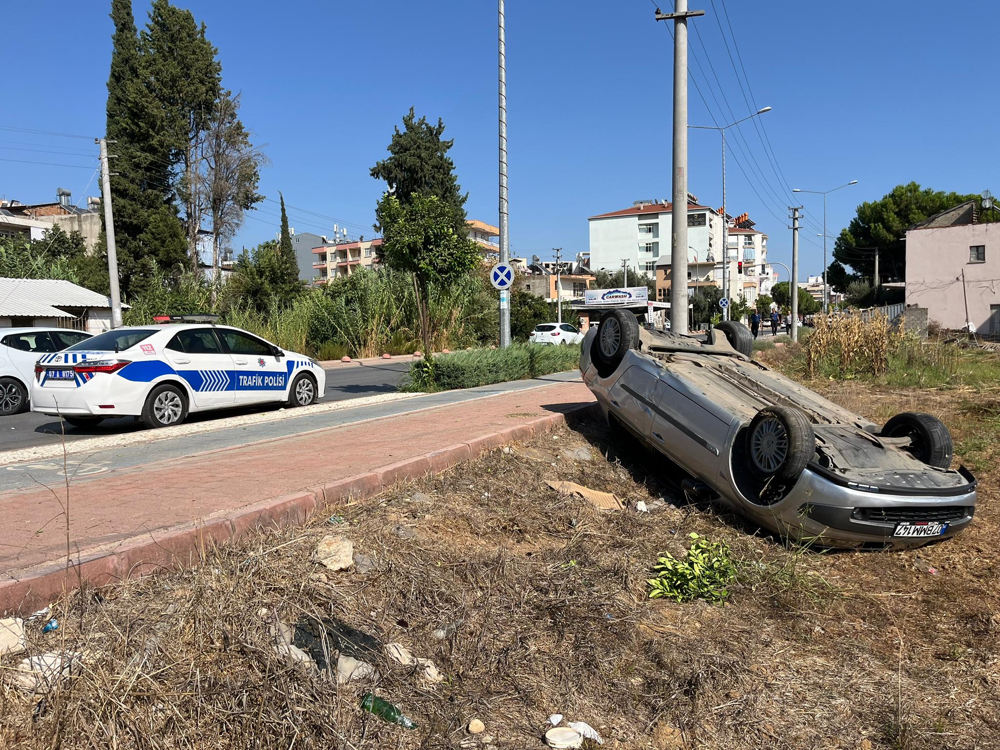 Babasının otomobiliyle gezmeye çıkan genç takla atan araçtan burnu kanamadan kurtuldu