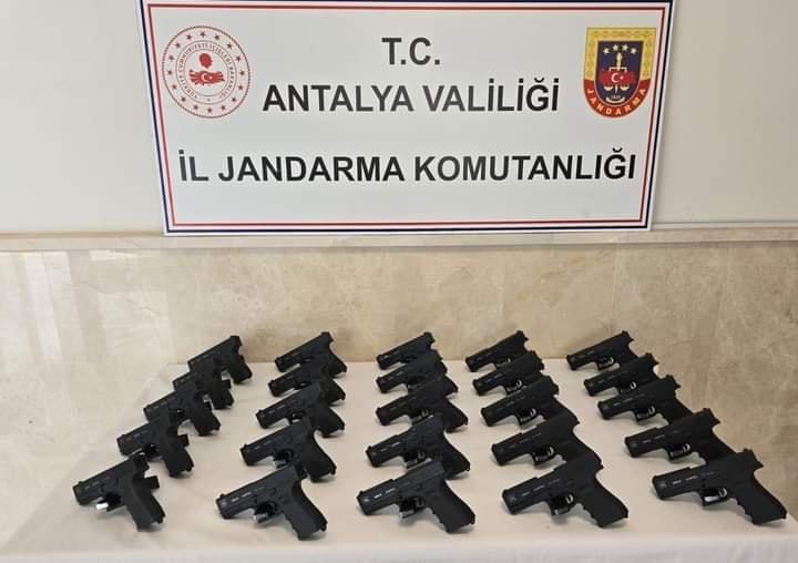 Serik’te Jandarma ruhsatsız tabanca ele geçirdi