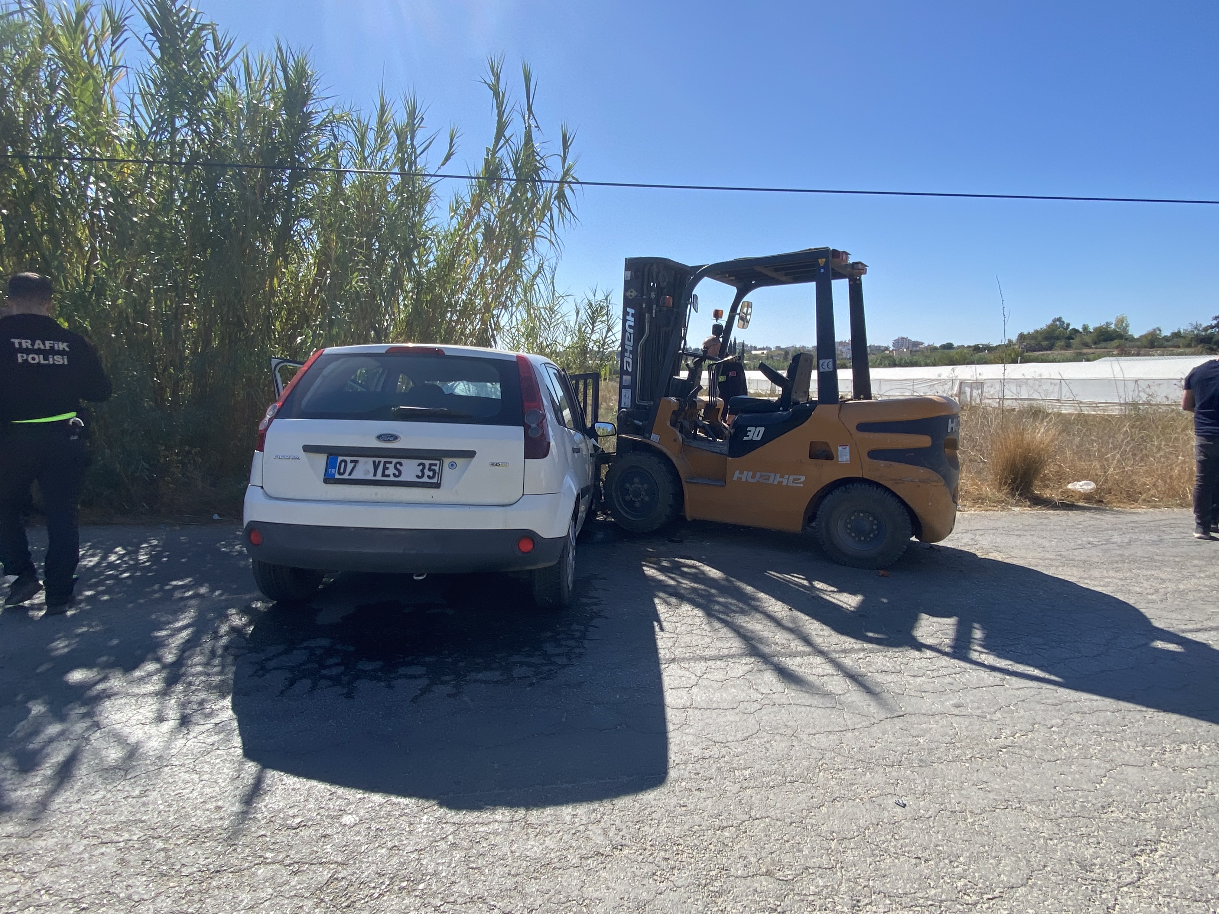 Forklift ile otomobil çarpıştı, 1 yaralı