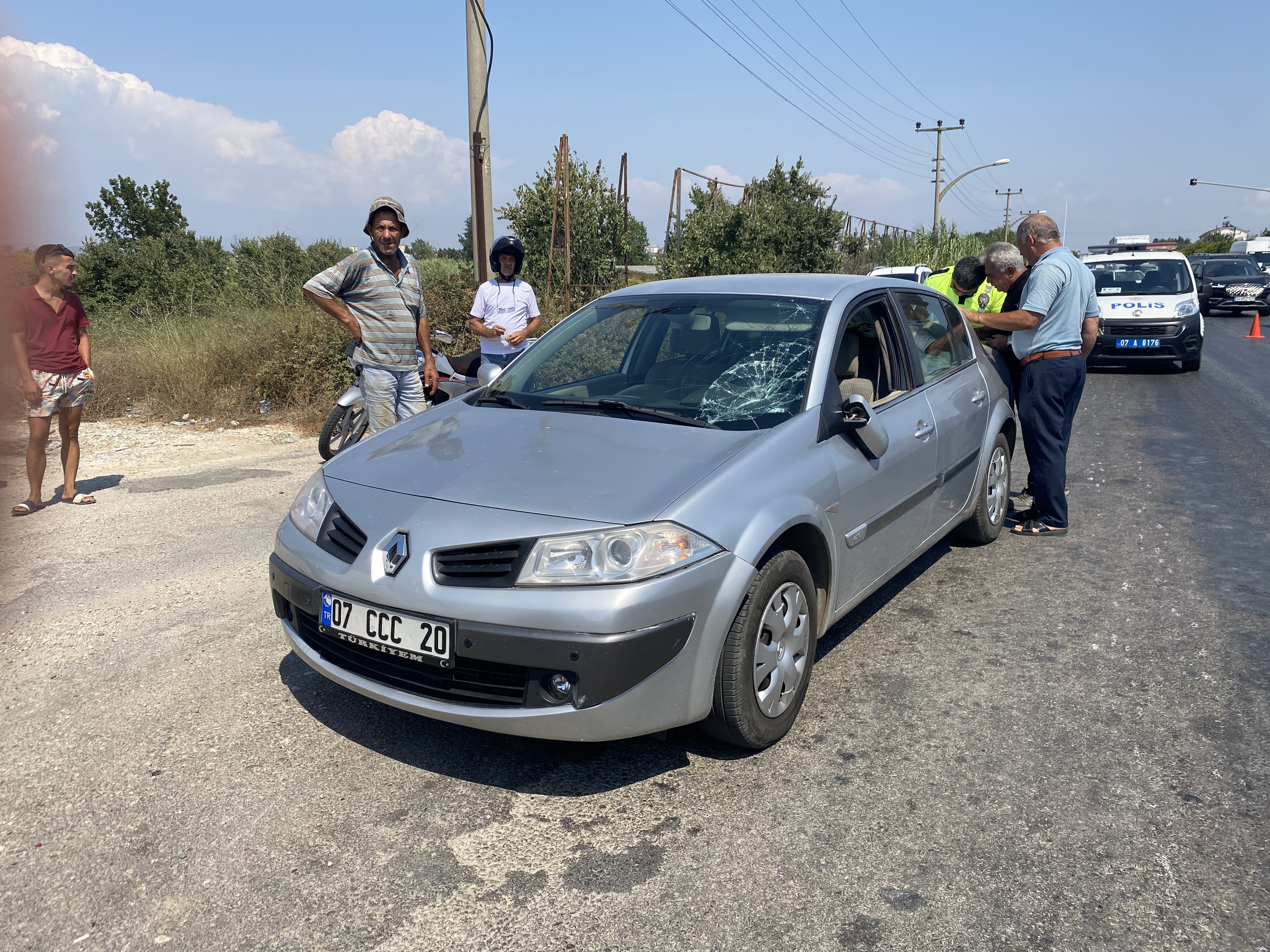 Serik’te yolun karşısına geçmek isteyen yayaya otomobil çarptı, 