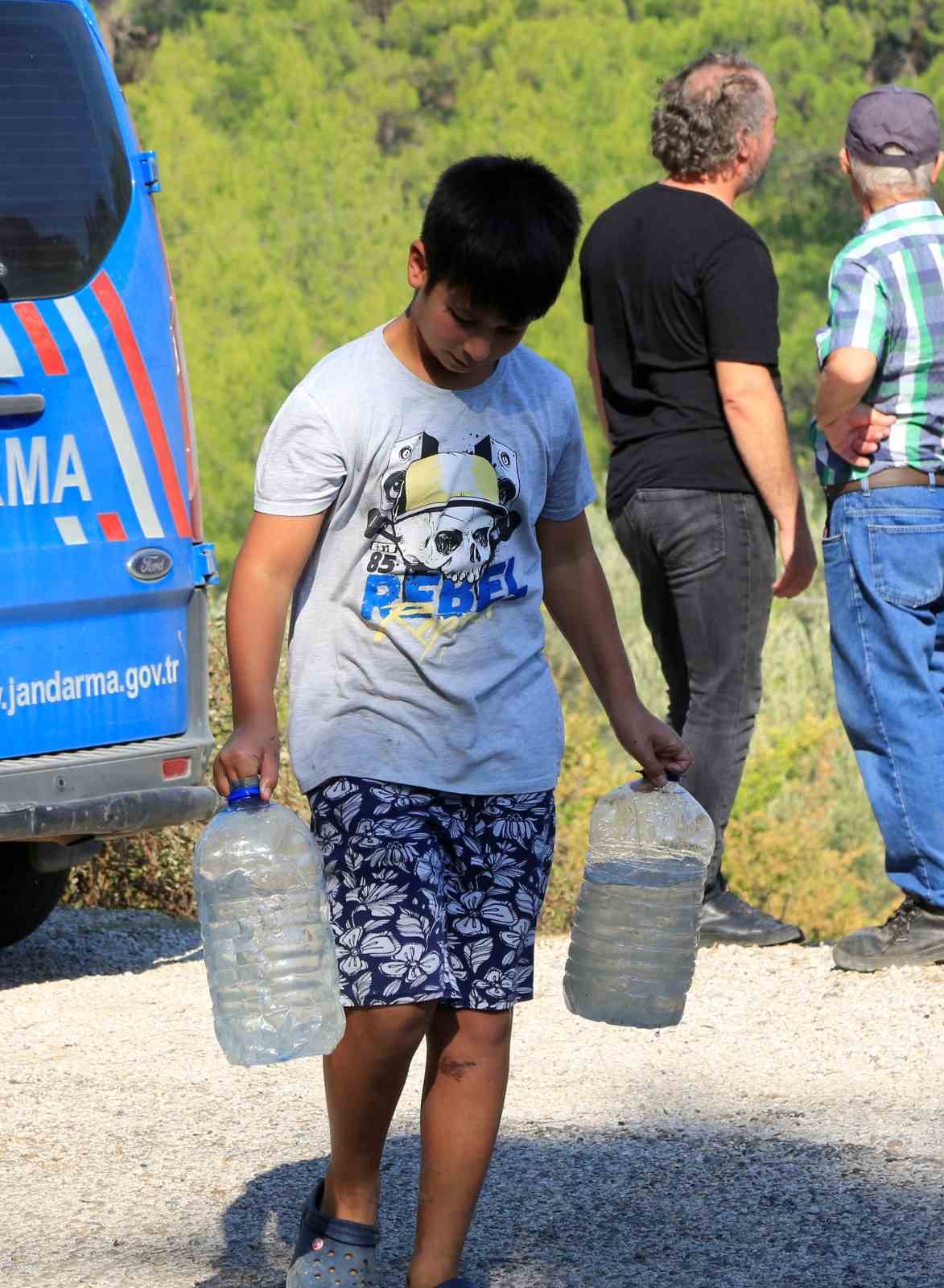 Serik’te orman yangınında 12 yaşındaki Eymen’den alkışlanacak hareket