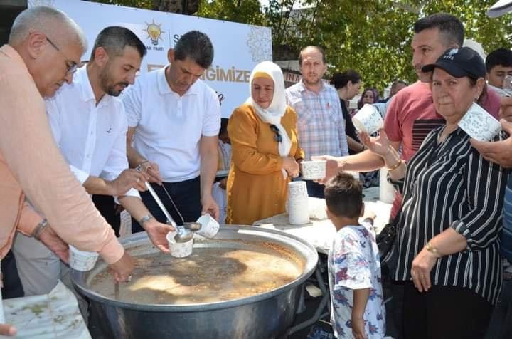 AK Parti Serik İlçe Teşkilatı Aşure dağıttı