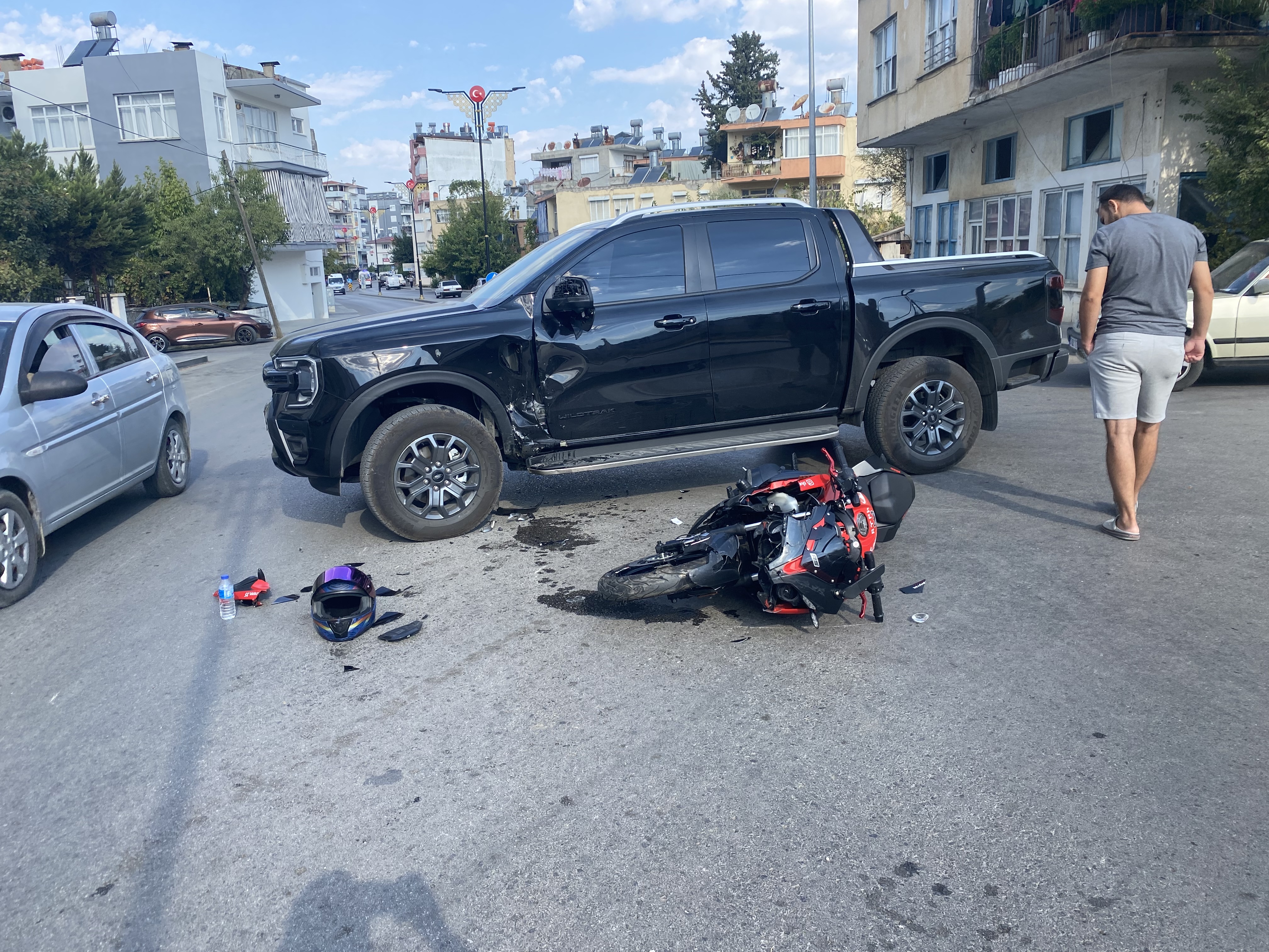 Serik’te motosiklet ile kamyonet çarpıştı, 1 yaralı