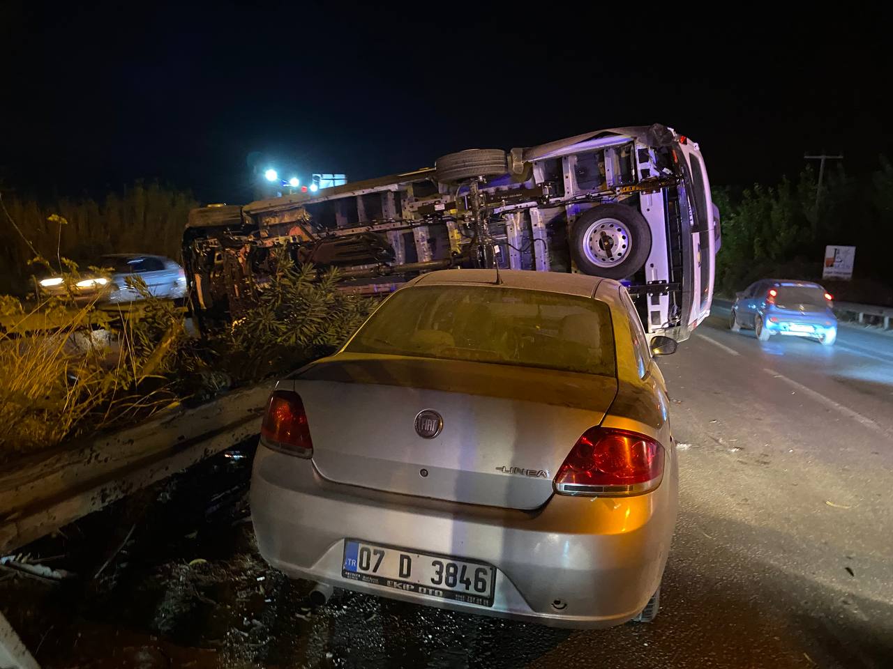 Serik’te servis minibüsü ile otomobil çarpıştı