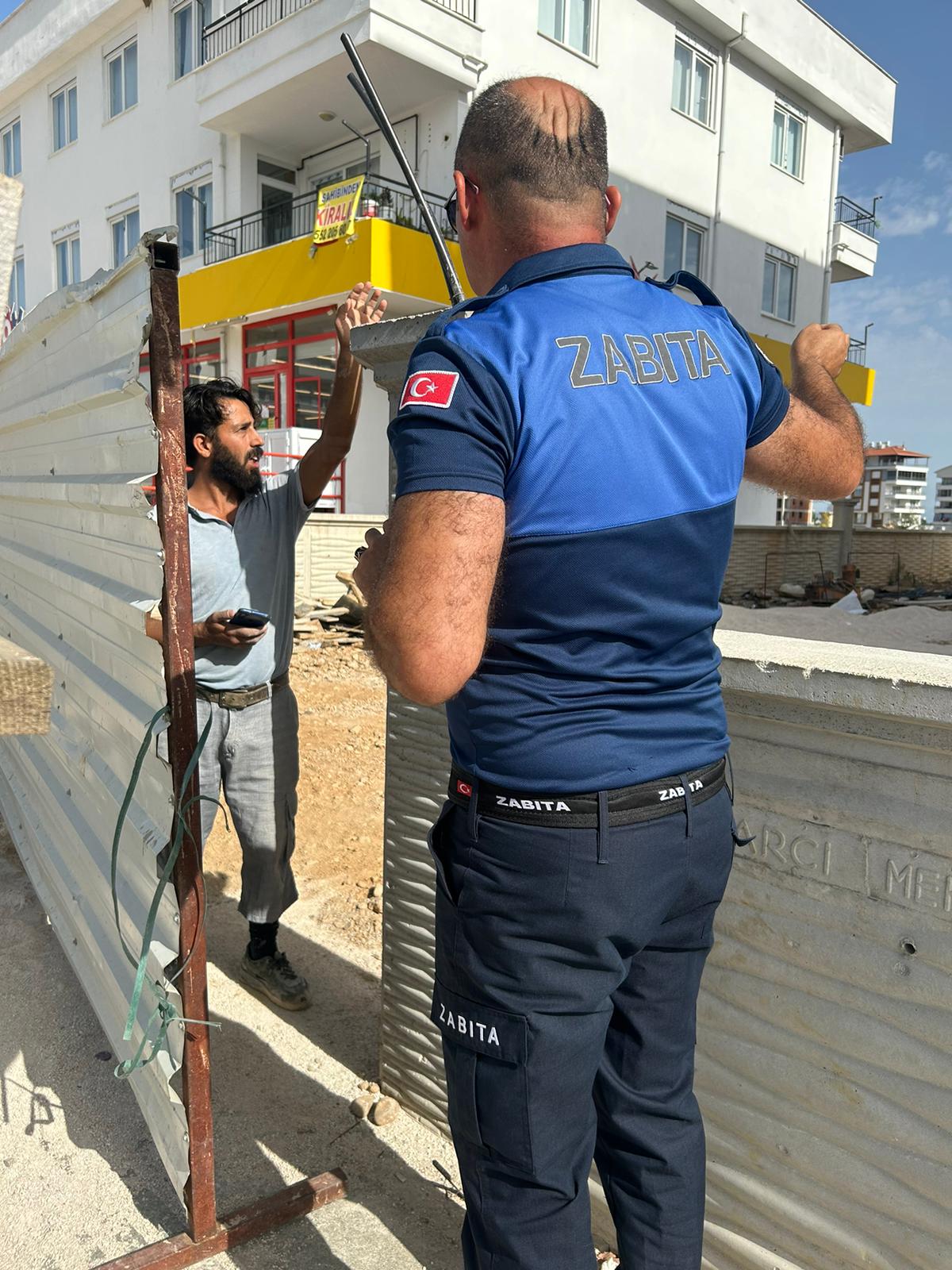 Serik’te zabıta ekipleri YKS sınavı öncesi okul çevresinde bulunan inşaatlarda denetim yaptı.