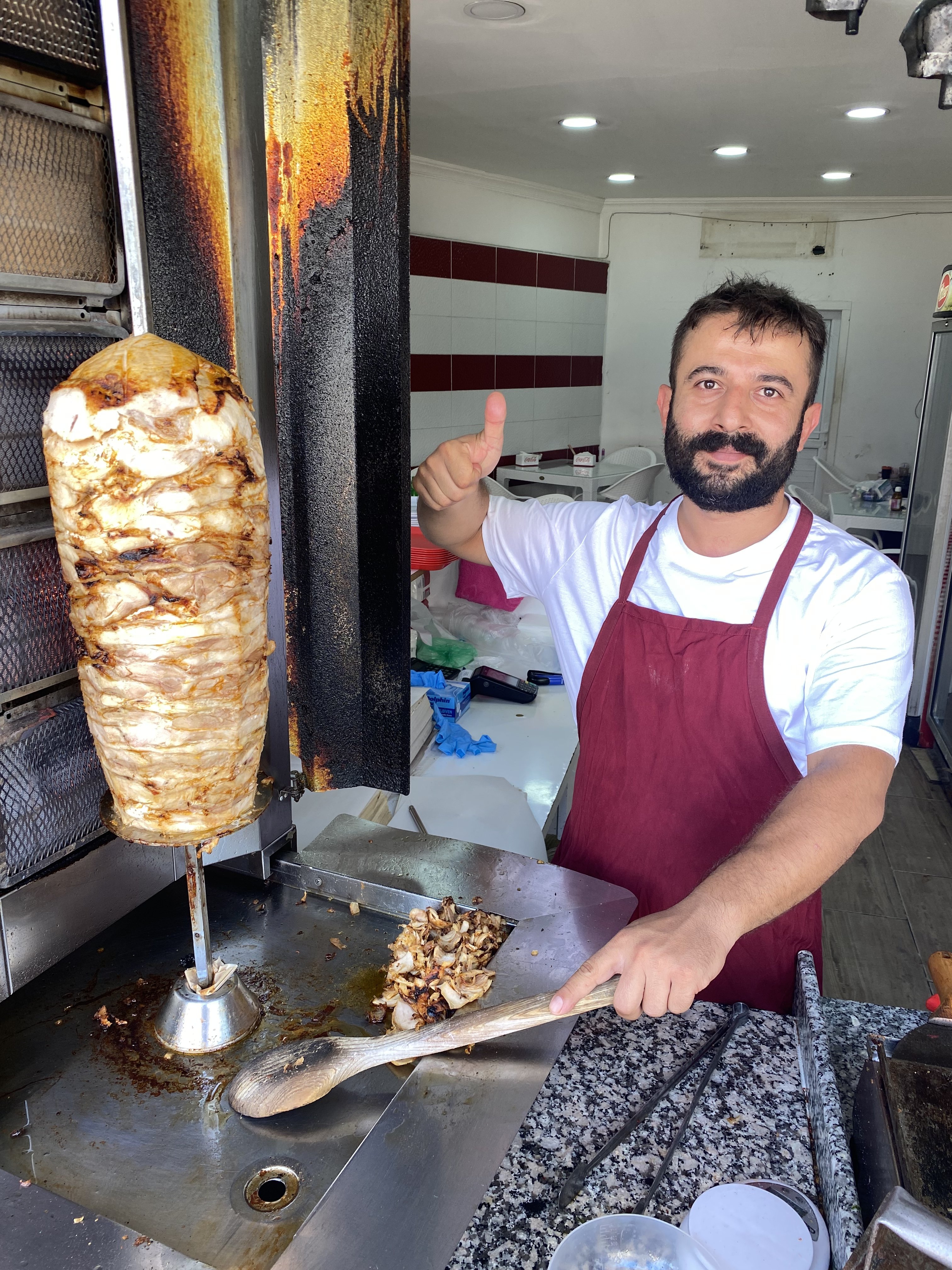 Müdavimi olduğu fast food yiyecekler sayesinde usta olup, iş yeri açtı.