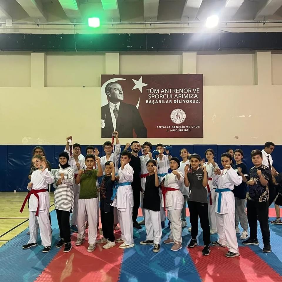 SERİK GENÇLİK MERKEZİ'NİN KARETE VE MUAY THAİ SPORCULARI ANTALYADA COŞTULAR