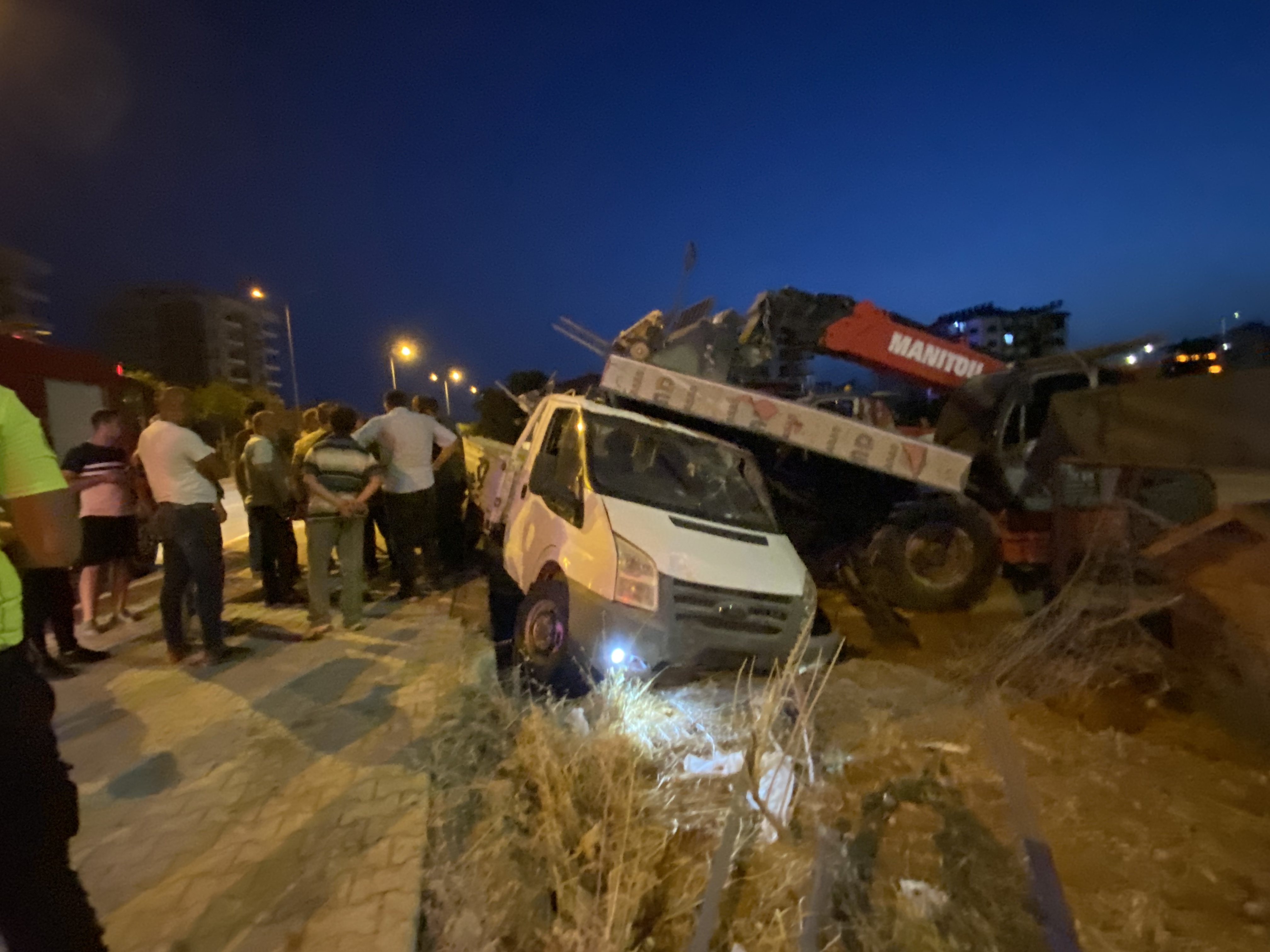 Serik’te yoldan çıkan kamyonet, iş makinesine çarptı